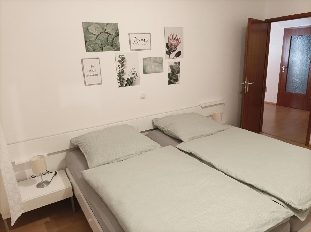 Grosse Ferienwohnung Am Waldrand เชอเนา ภายนอก รูปภาพ